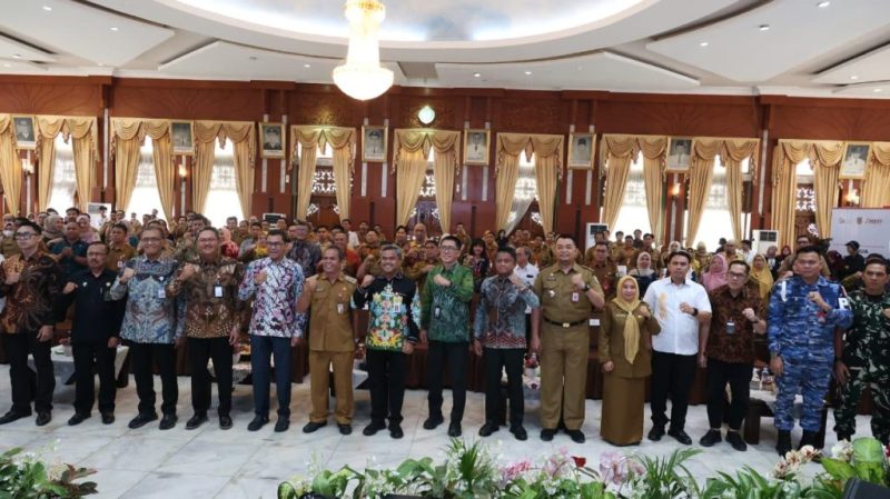 Sekretaris Daerah Tanah Bumbu Yulian Herawati didampingi Kepala Diskominfosp Al Husain Mardani menghadiri peluncuran Banua Waspada Scam dan pelatihan petugas Helpdesk IASC di Banjarmasin, Selasa (13/10/2026).