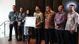 Bupati Tanah Bumbu Andi Rudi Latif menerima piagam penghargaan dari Ketua DJSN Dyah Tri Kumolosari dalam kegiatan Wawancara Nasional Jamsostek Award 2026 di Jakarta, Jumat (16/10/2026).