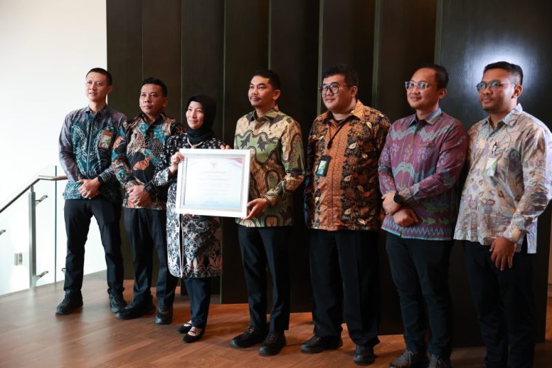 Bupati Tanah Bumbu Andi Rudi Latif menerima piagam penghargaan dari Ketua DJSN Dyah Tri Kumolosari dalam kegiatan Wawancara Nasional Jamsostek Award 2026 di Jakarta, Jumat (16/10/2026).