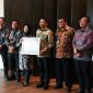 Bupati Tanah Bumbu Andi Rudi Latif menerima piagam penghargaan dari Ketua DJSN Dyah Tri Kumolosari dalam kegiatan Wawancara Nasional Jamsostek Award 2026 di Jakarta, Jumat (16/10/2026).